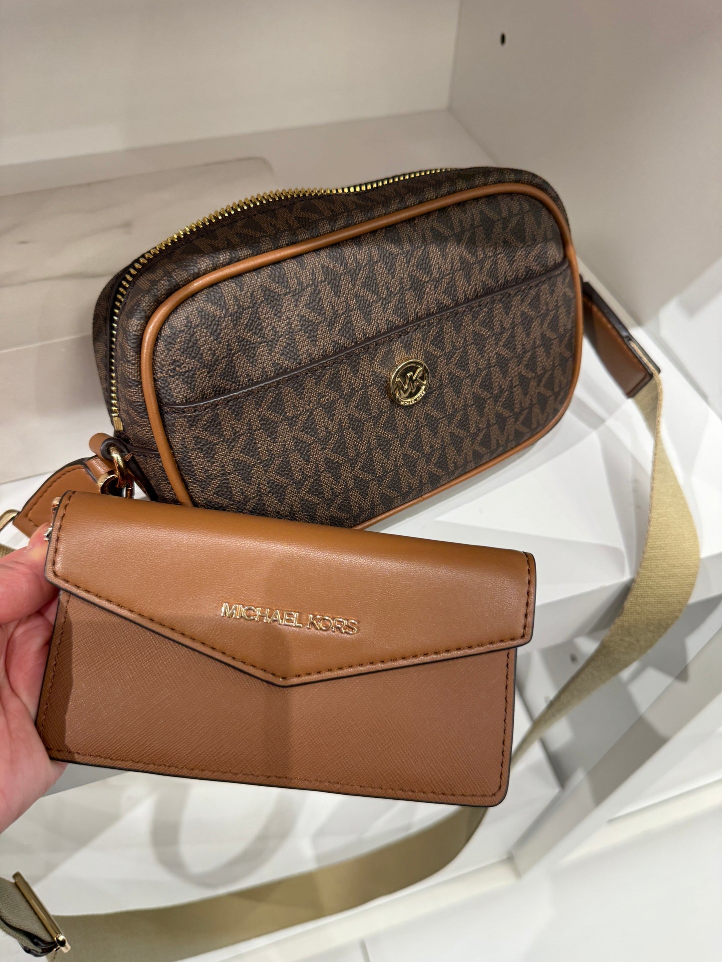 Bolsa transversal MICHAEL KORS Maisie com porta cartão e alça de tecido