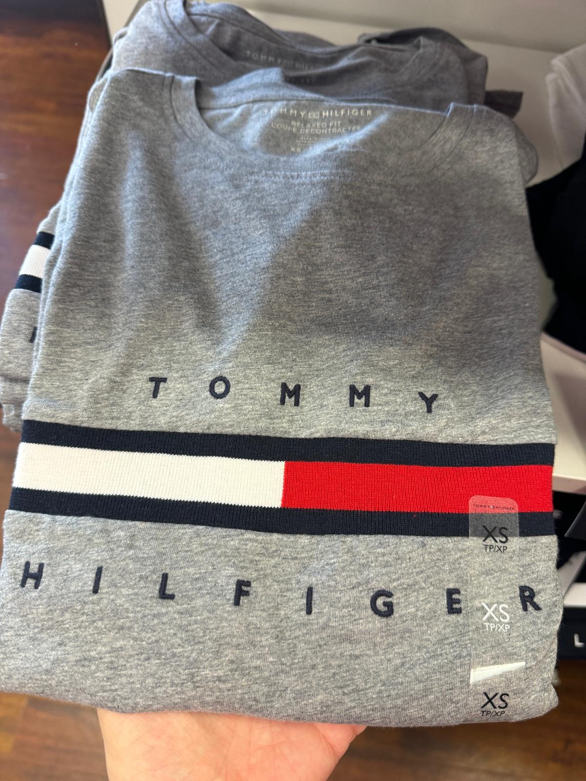 Camiseta feminina TOMMY HILFIGER logo na frente gola redonda