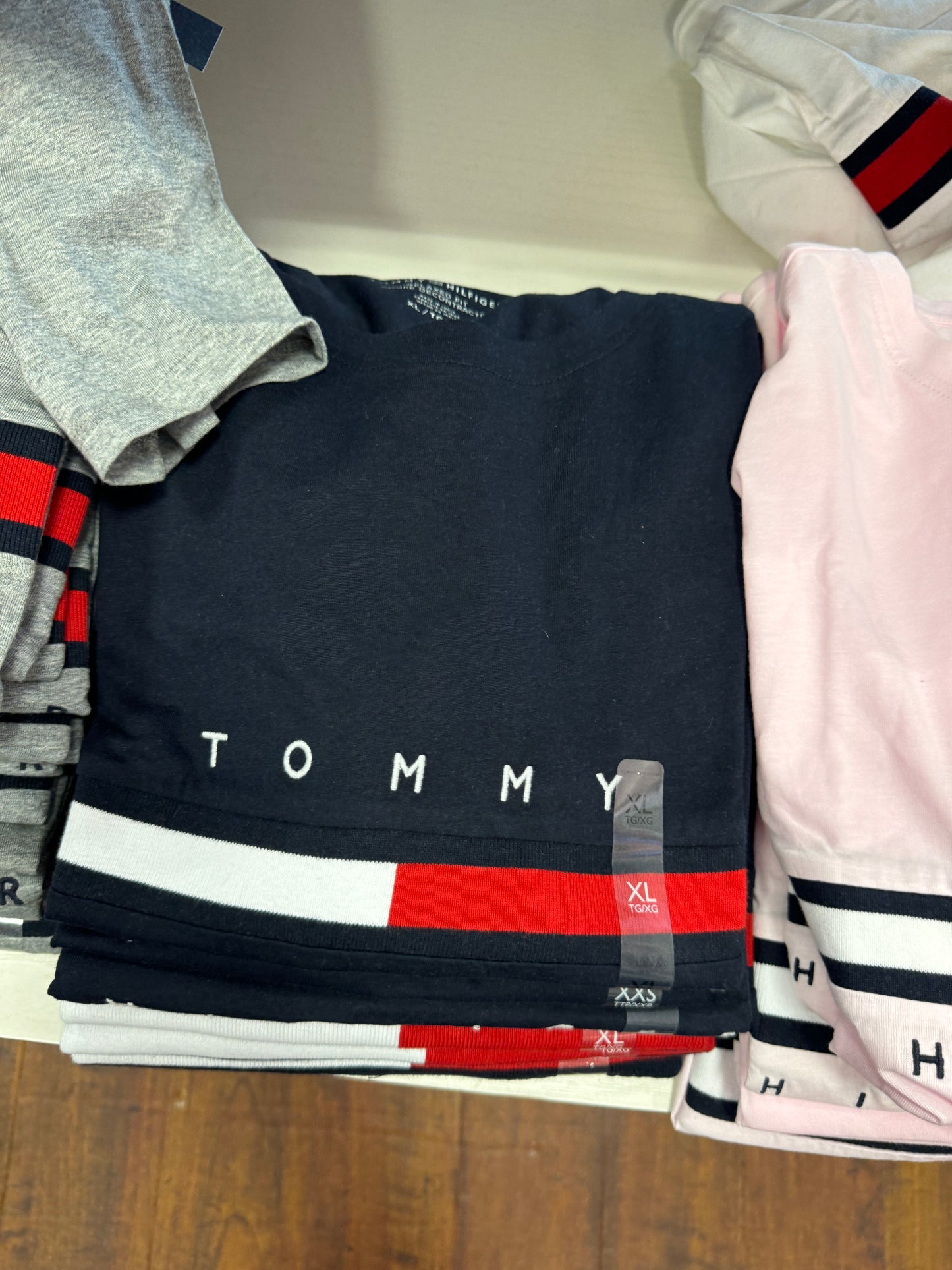 Camiseta feminina TOMMY HILFIGER com detalhe no peito