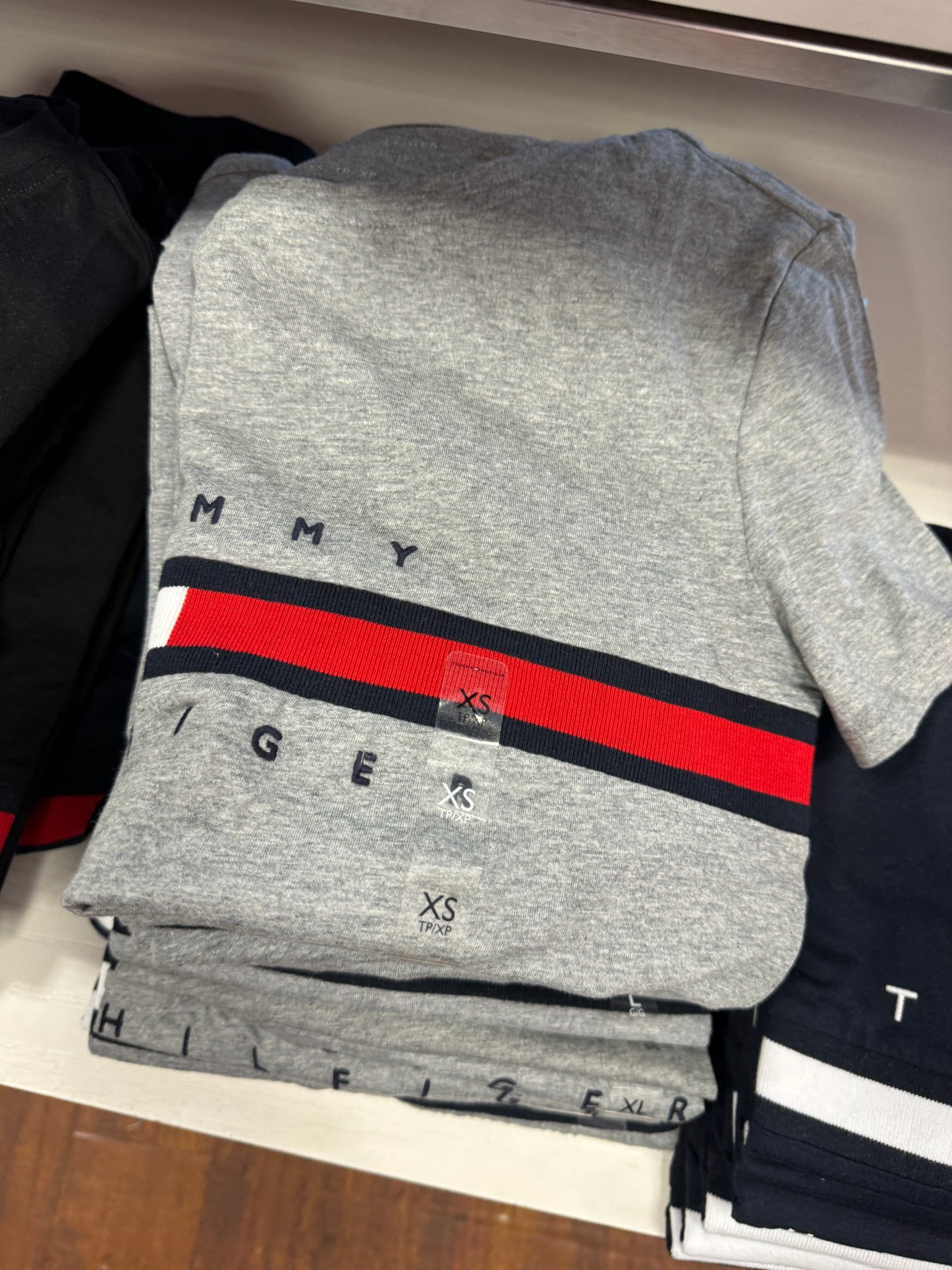 Camiseta feminina TOMMY HILFIGER com detalhe no peito