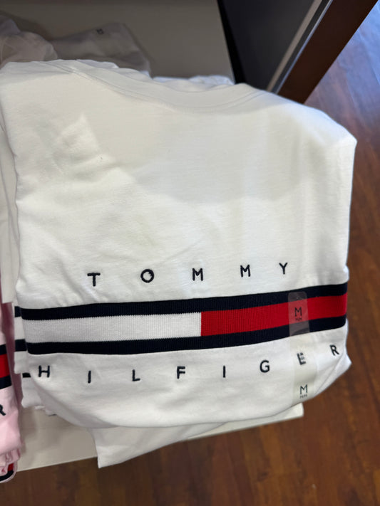 Camiseta feminina TOMMY HILFIGER com detalhe no peito