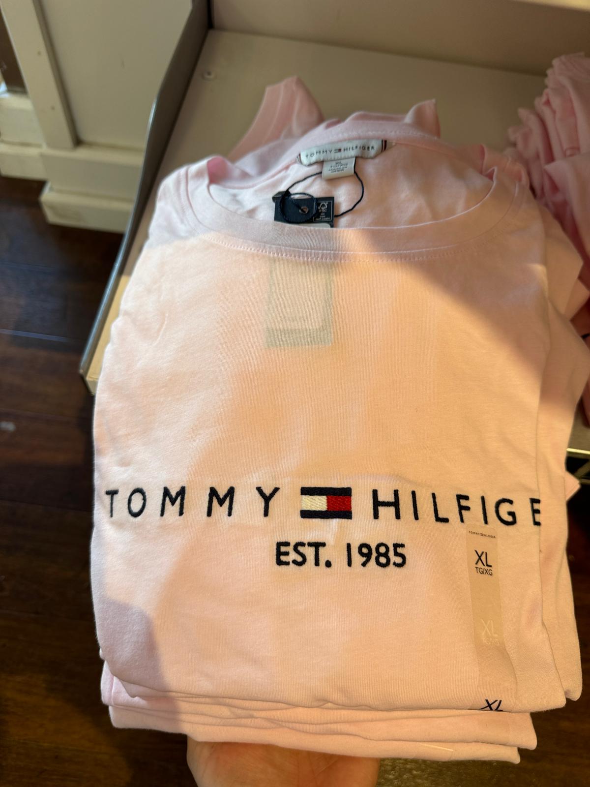 Camiseta feminina TOMMY HILFIGER logo bordado na frente gola redonda