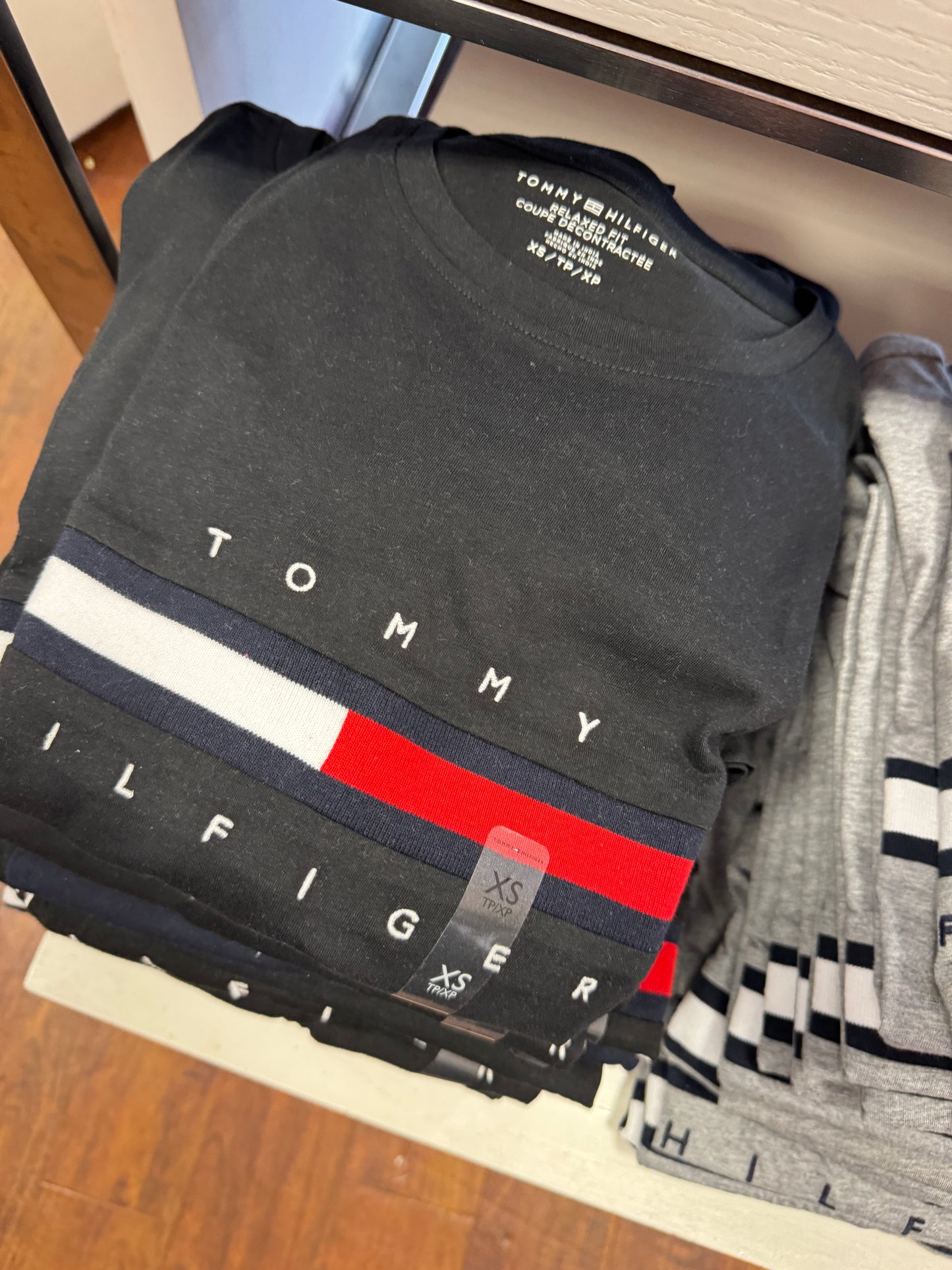 Camiseta feminina TOMMY HILFIGER com detalhe no peito