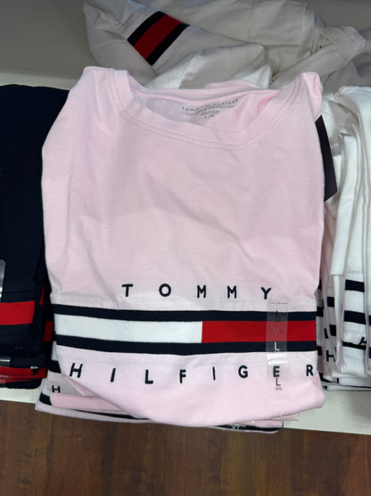 Camiseta feminina TOMMY HILFIGER com detalhe no peito