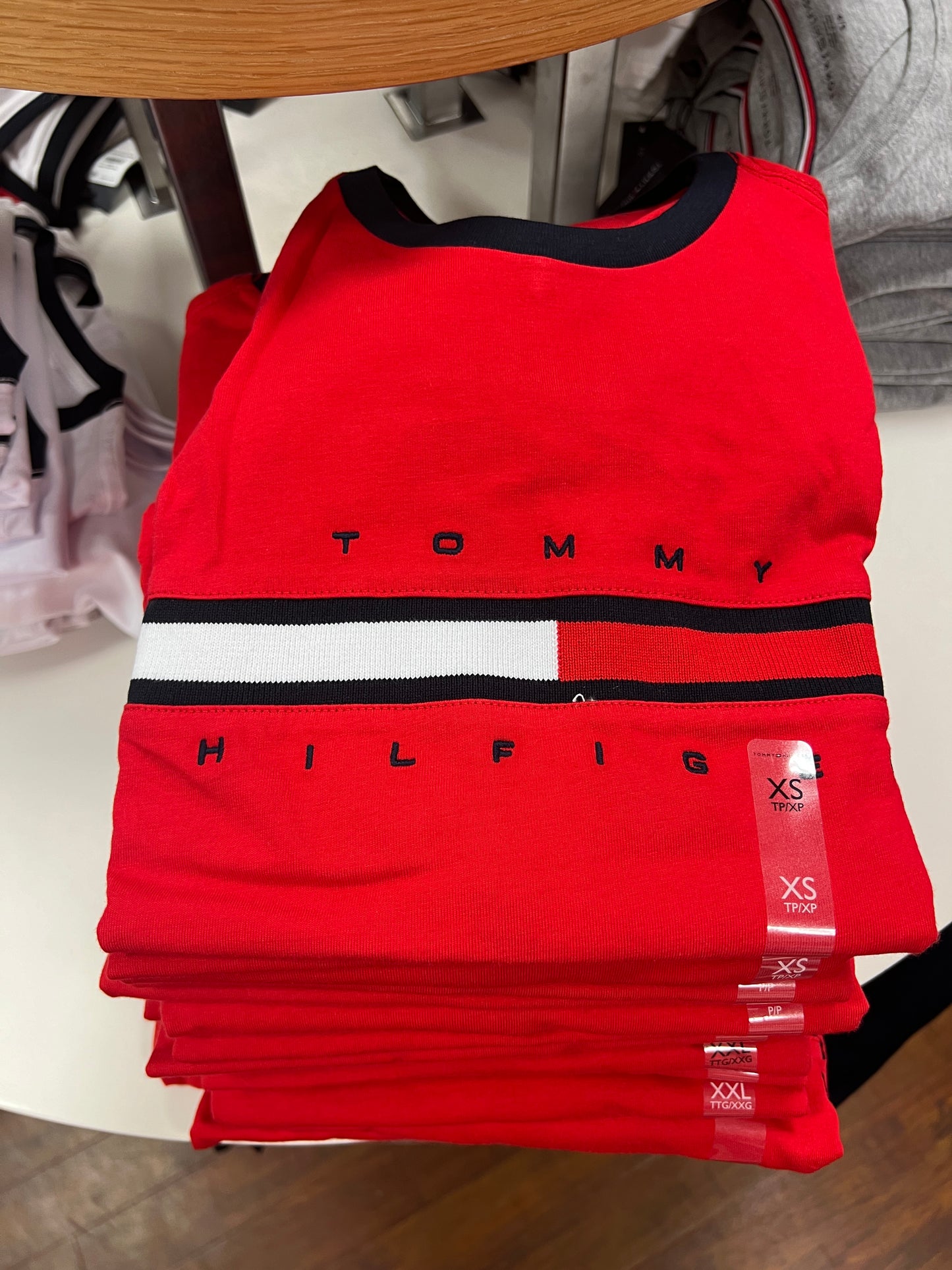 Camiseta TOMMY HILFIGER masculina com detalhe no peito