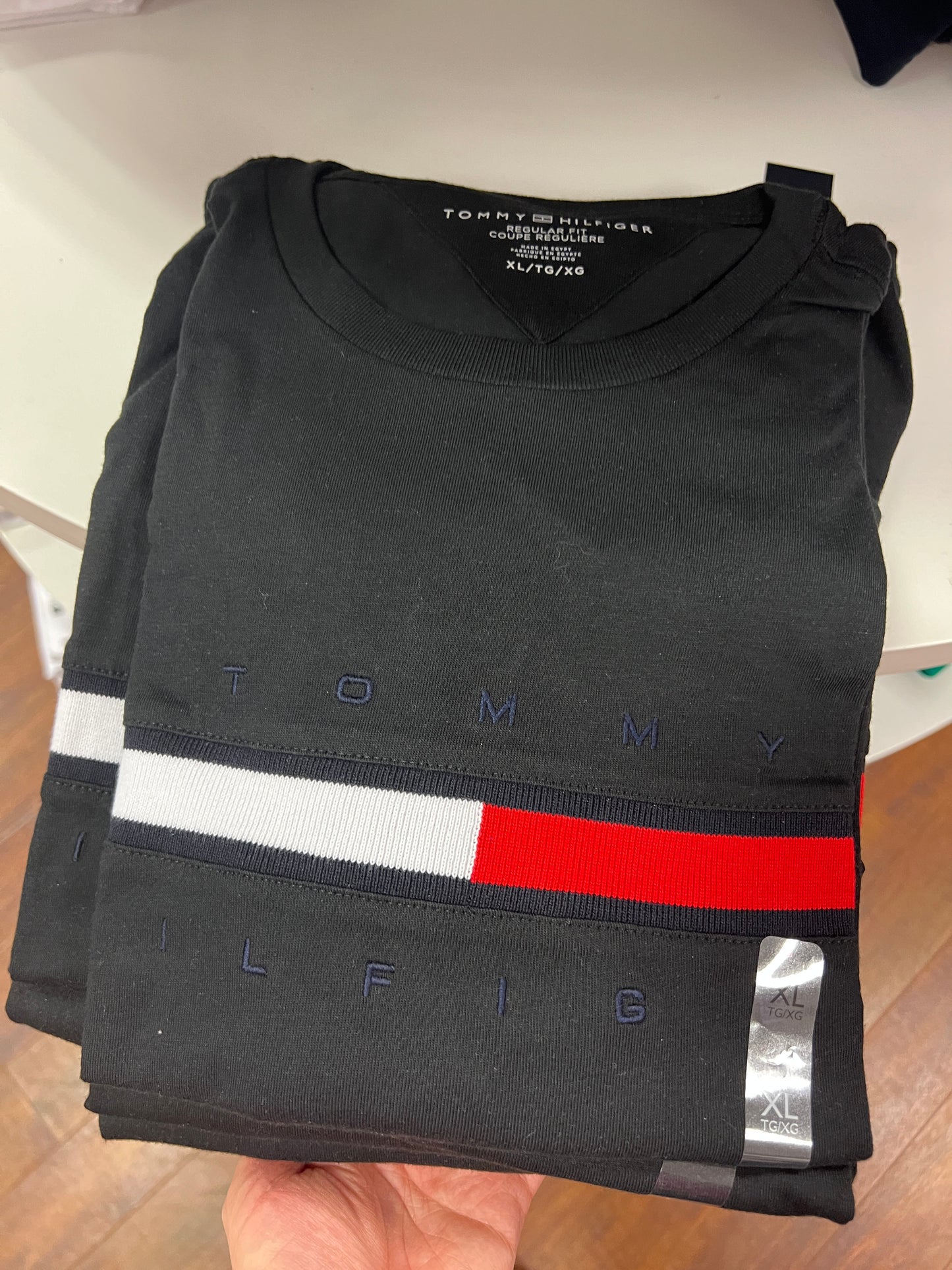 Camiseta TOMMY HILFIGER masculina com detalhe no peito