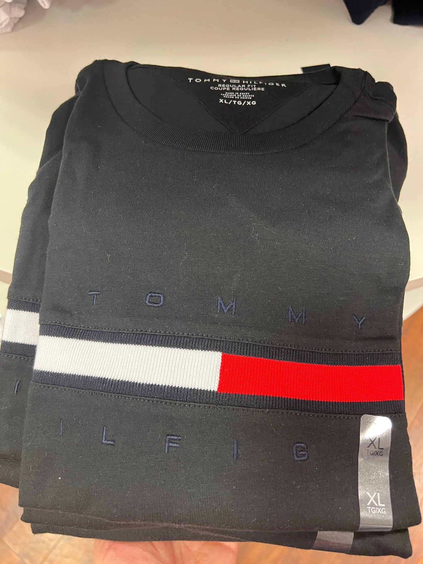 Camiseta TOMMY HILFIGER masculina com detalhe no peito