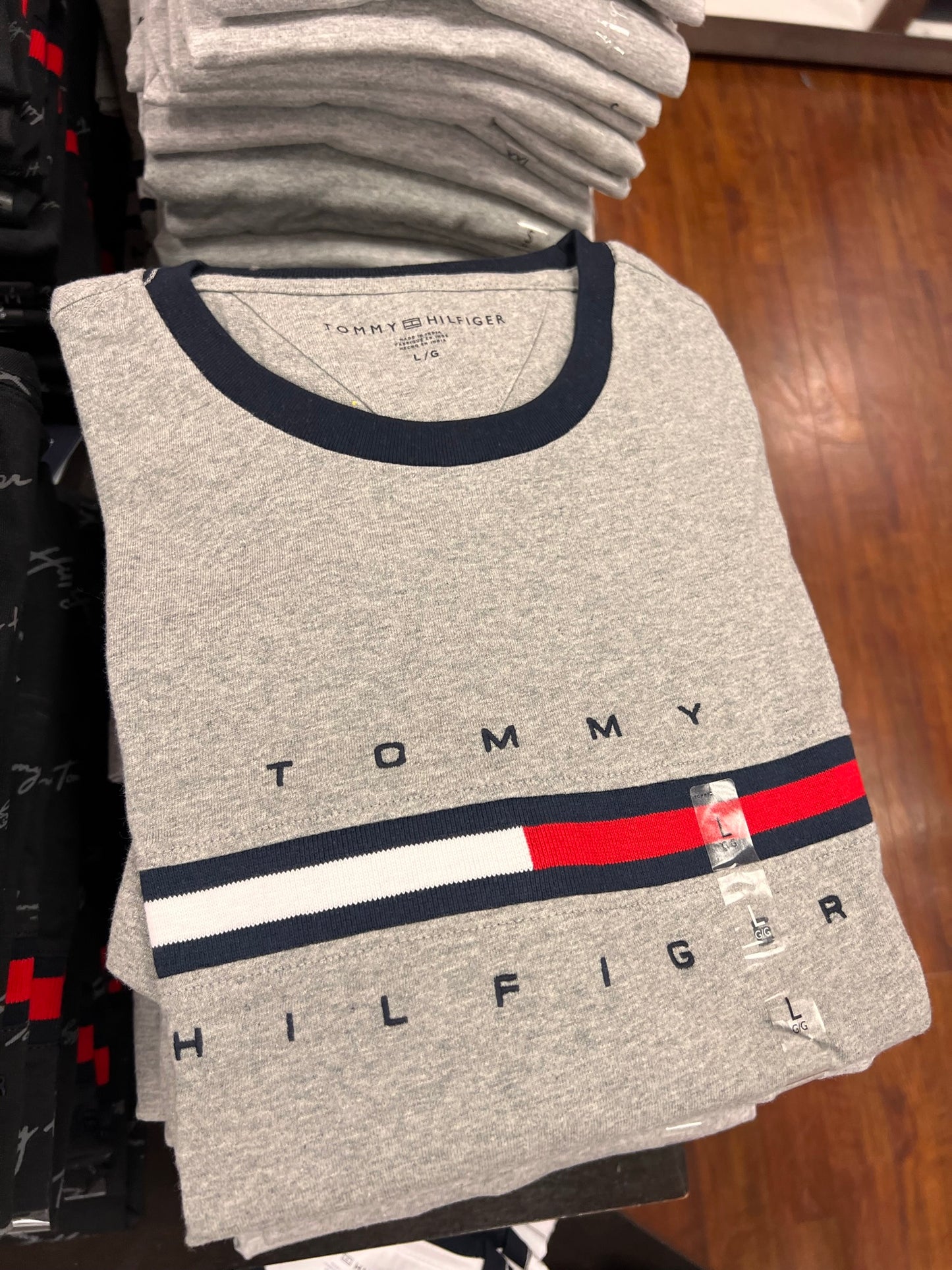 Camiseta TOMMY HILFIGER masculina com detalhe no peito