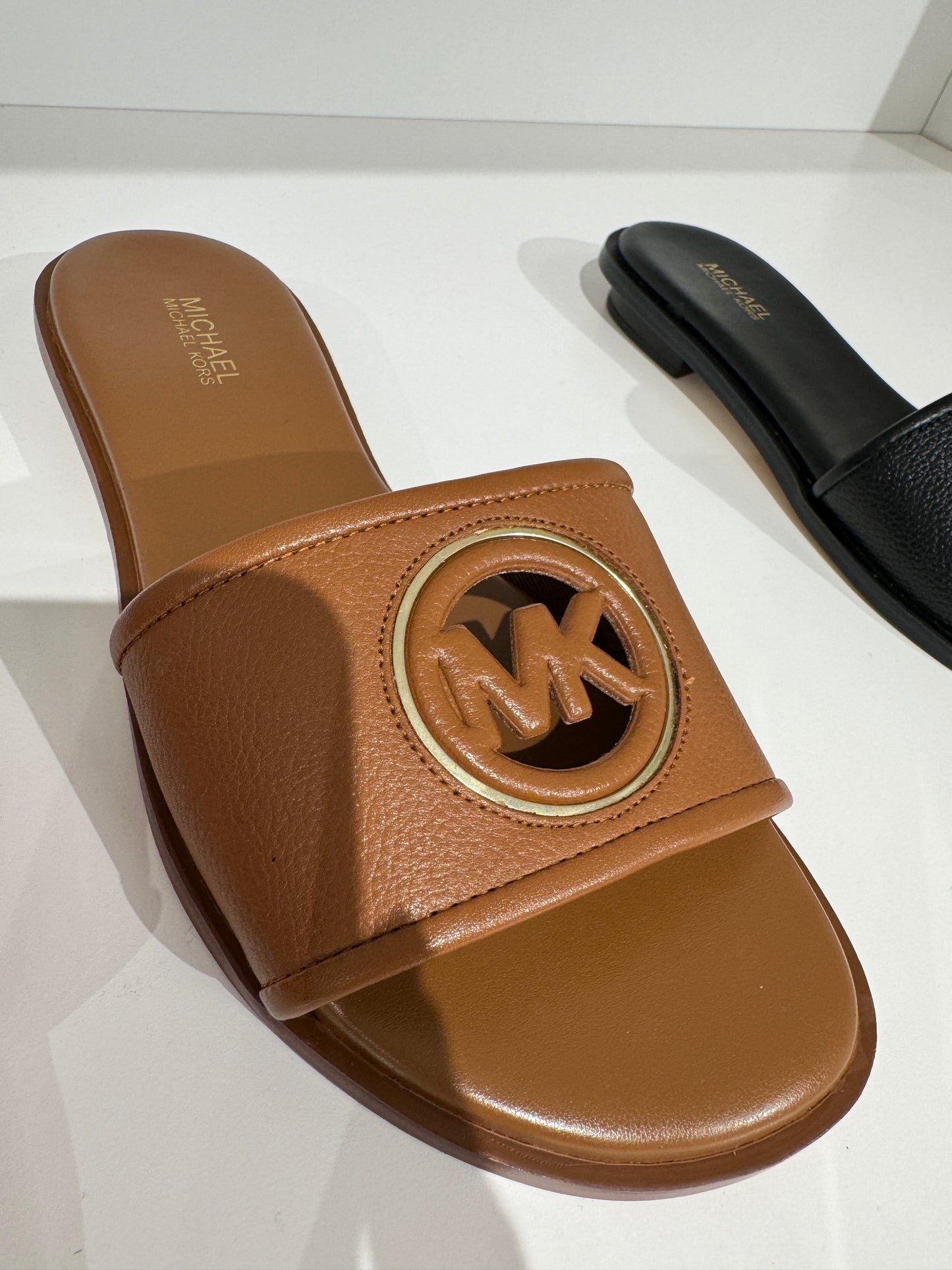 Chinelo importado MICHAEL KORS slide em couro