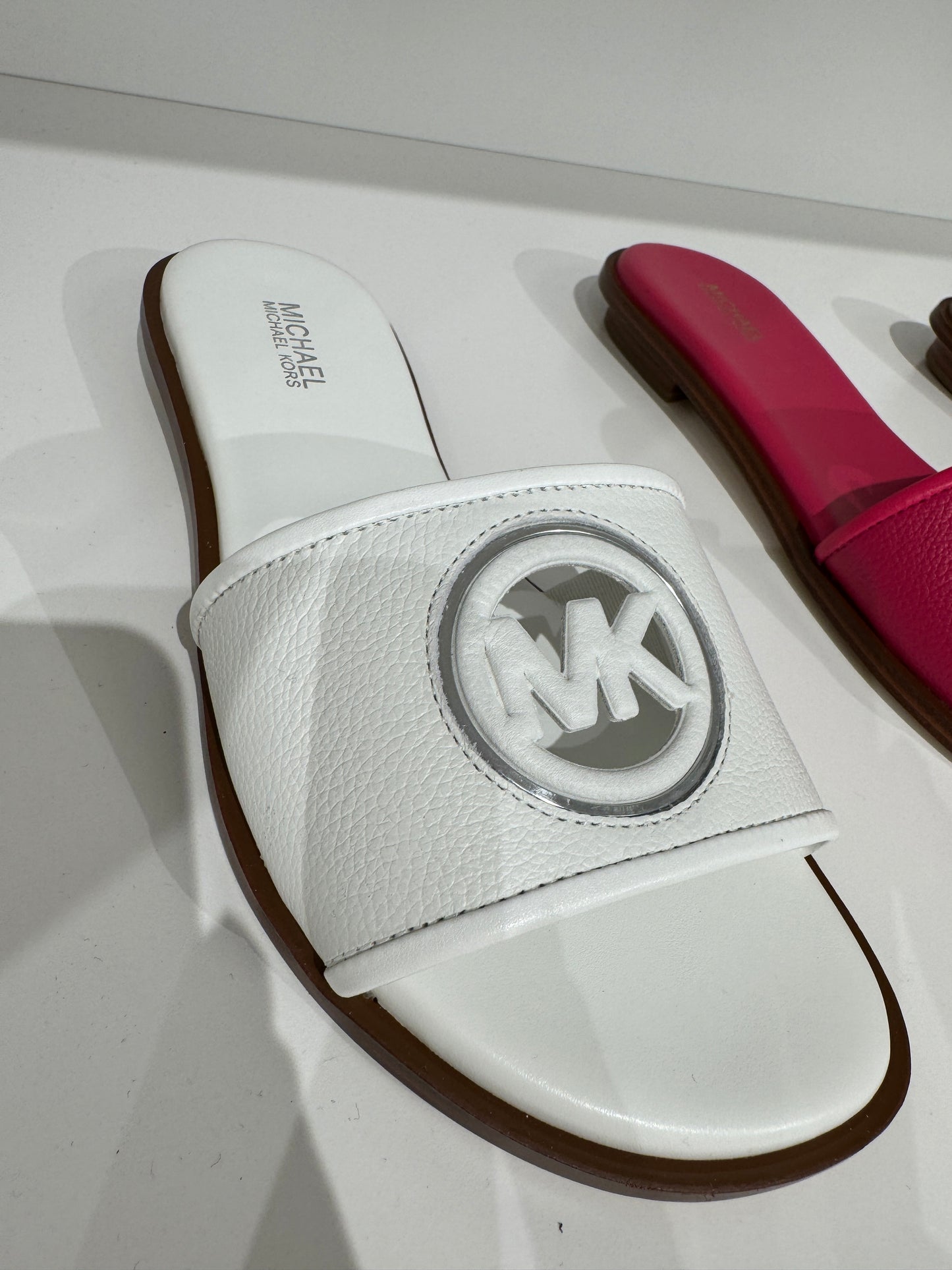 Chinelo importado MICHAEL KORS slide em couro