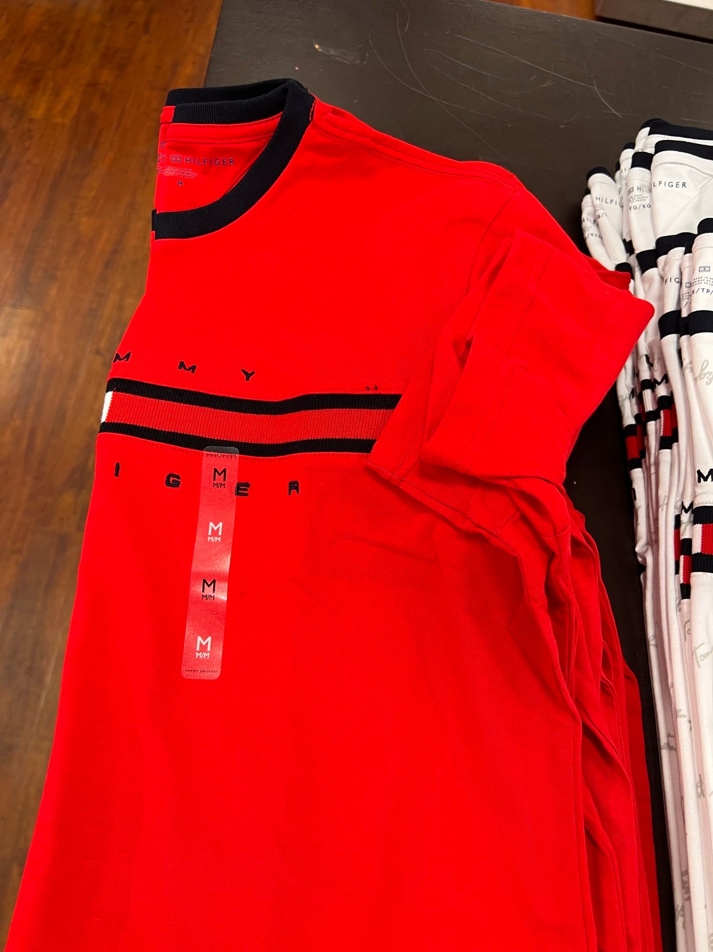 Camiseta TOMMY HILFIGER masculina com detalhe no peito