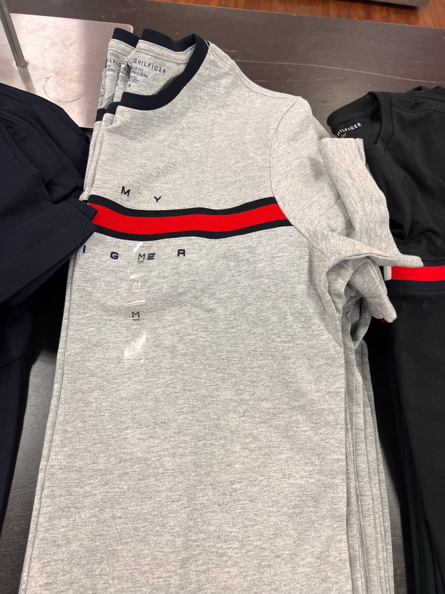 Camiseta TOMMY HILFIGER masculina com detalhe no peito