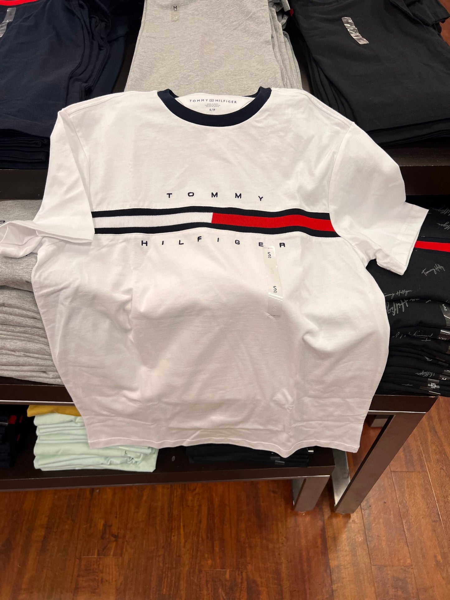 Camiseta TOMMY HILFIGER masculina com detalhe no peito