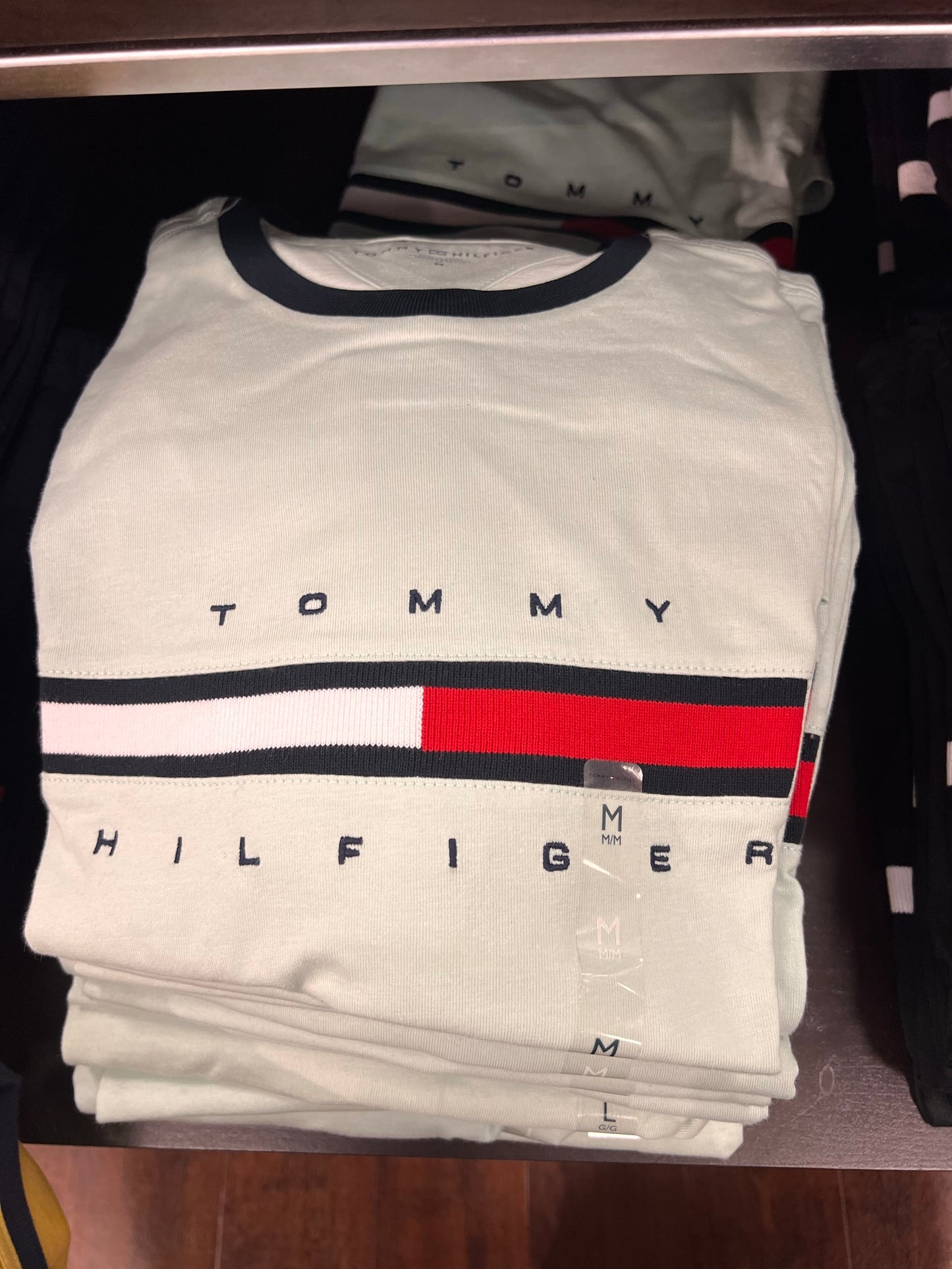 Camiseta TOMMY HILFIGER masculina com detalhe no peito