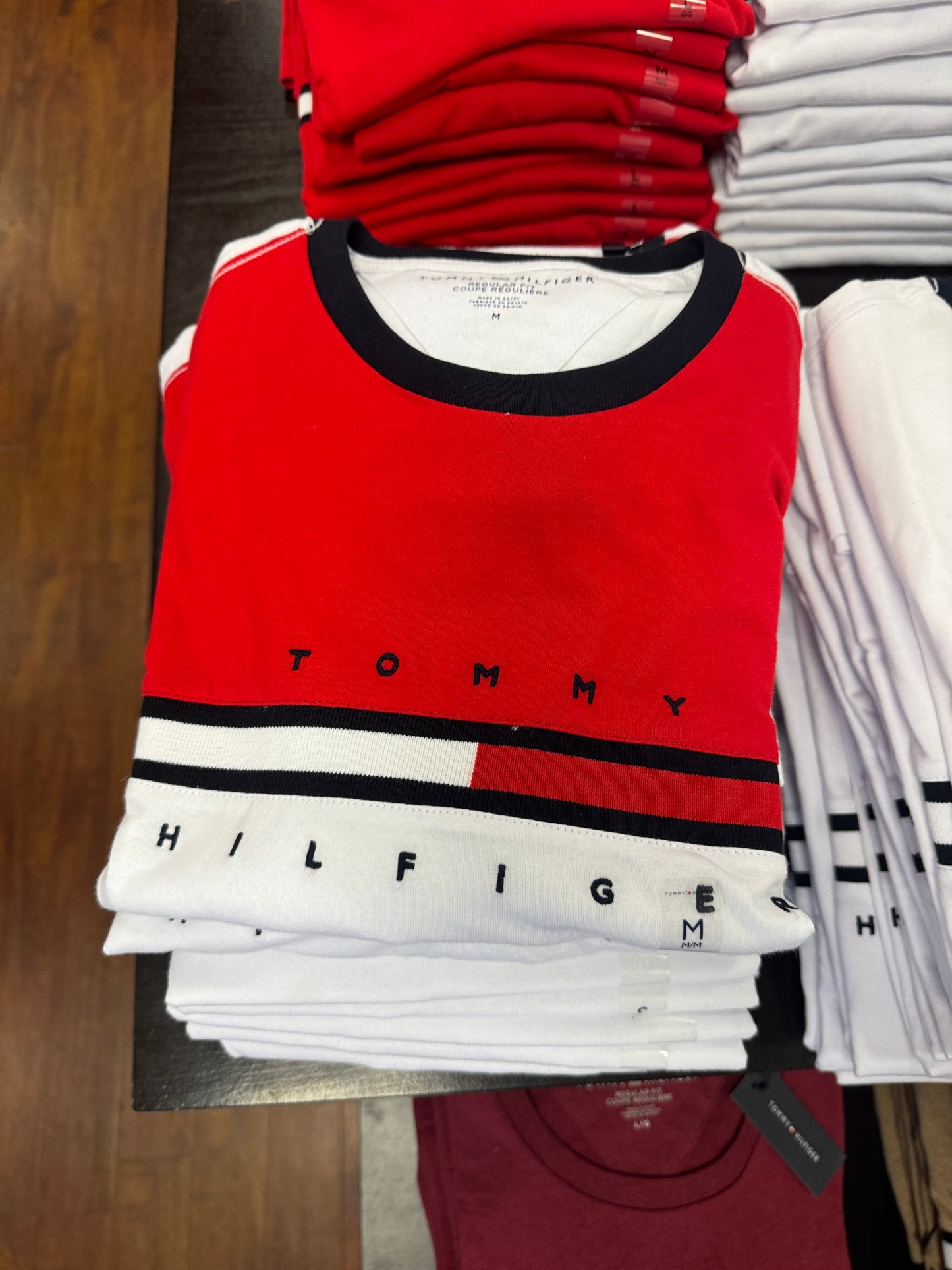 Camiseta TOMMY HILFIGER masculina com detalhe no peito