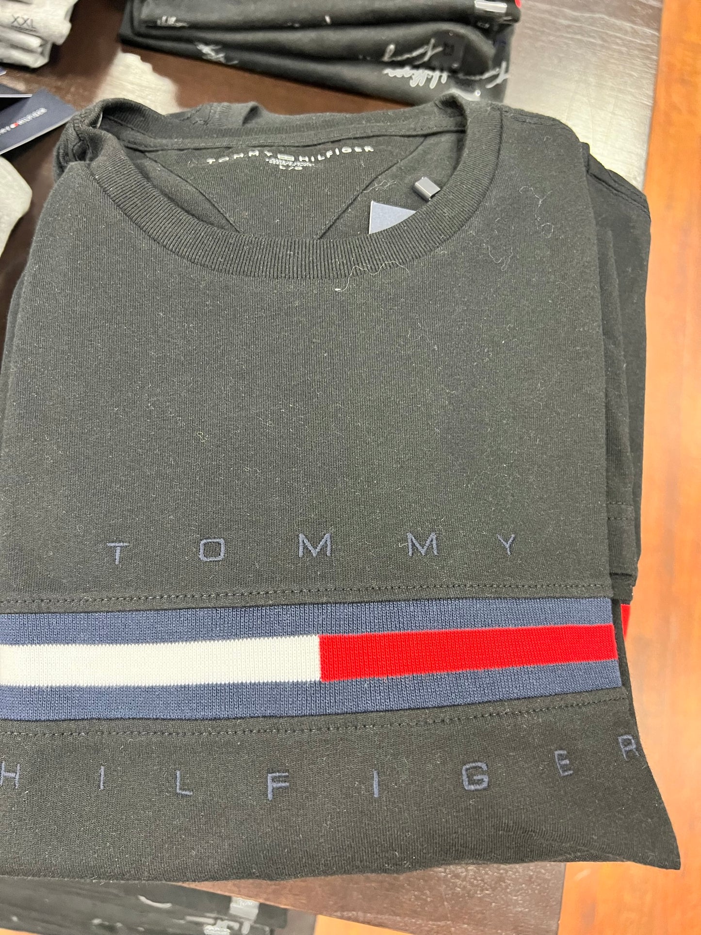 Camiseta TOMMY HILFIGER masculina com detalhe no peito