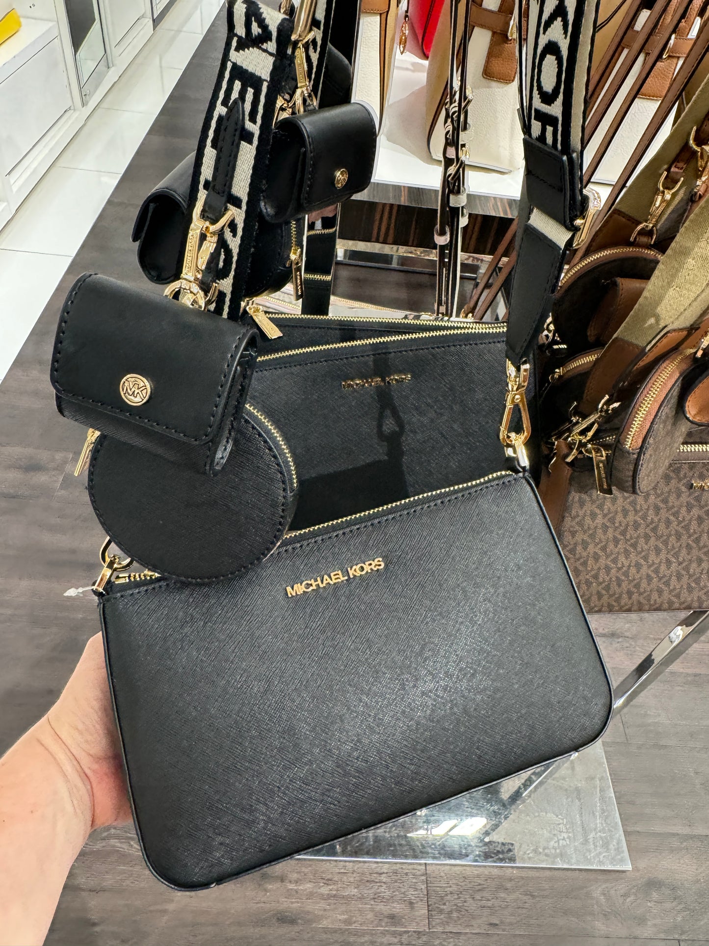 Bolsa transversal MICHAEL KORS com porta ipods e moeda, alça de tecido estruturada