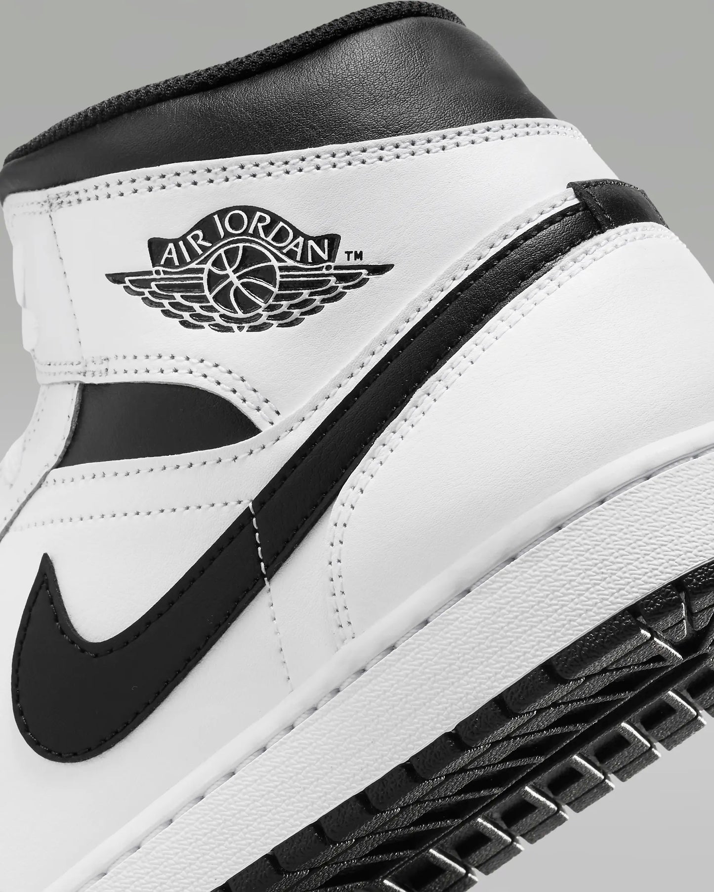 Tênis importado Nike Air Jordan 1 Mid branco e preto