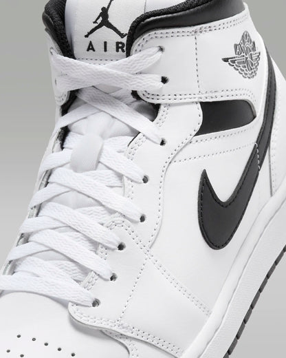 Tênis importado Nike Air Jordan 1 Mid branco e preto