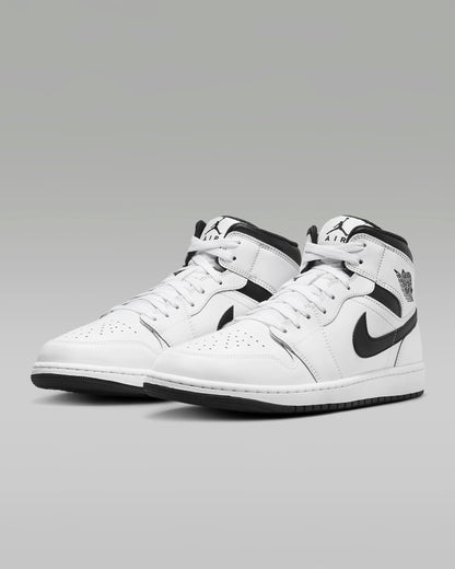 Tênis importado Nike Air Jordan 1 Mid branco e preto