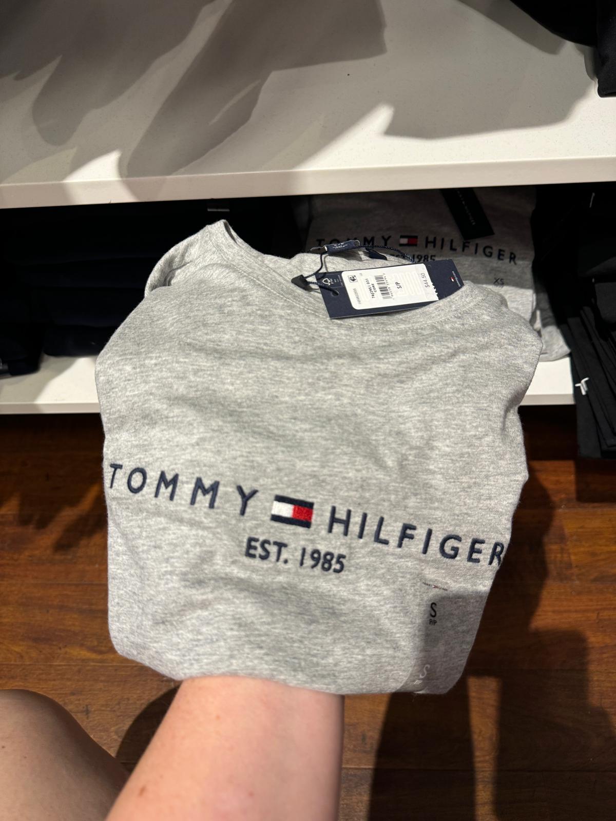 Camiseta feminina TOMMY HILFIGER logo bordado na frente gola redonda