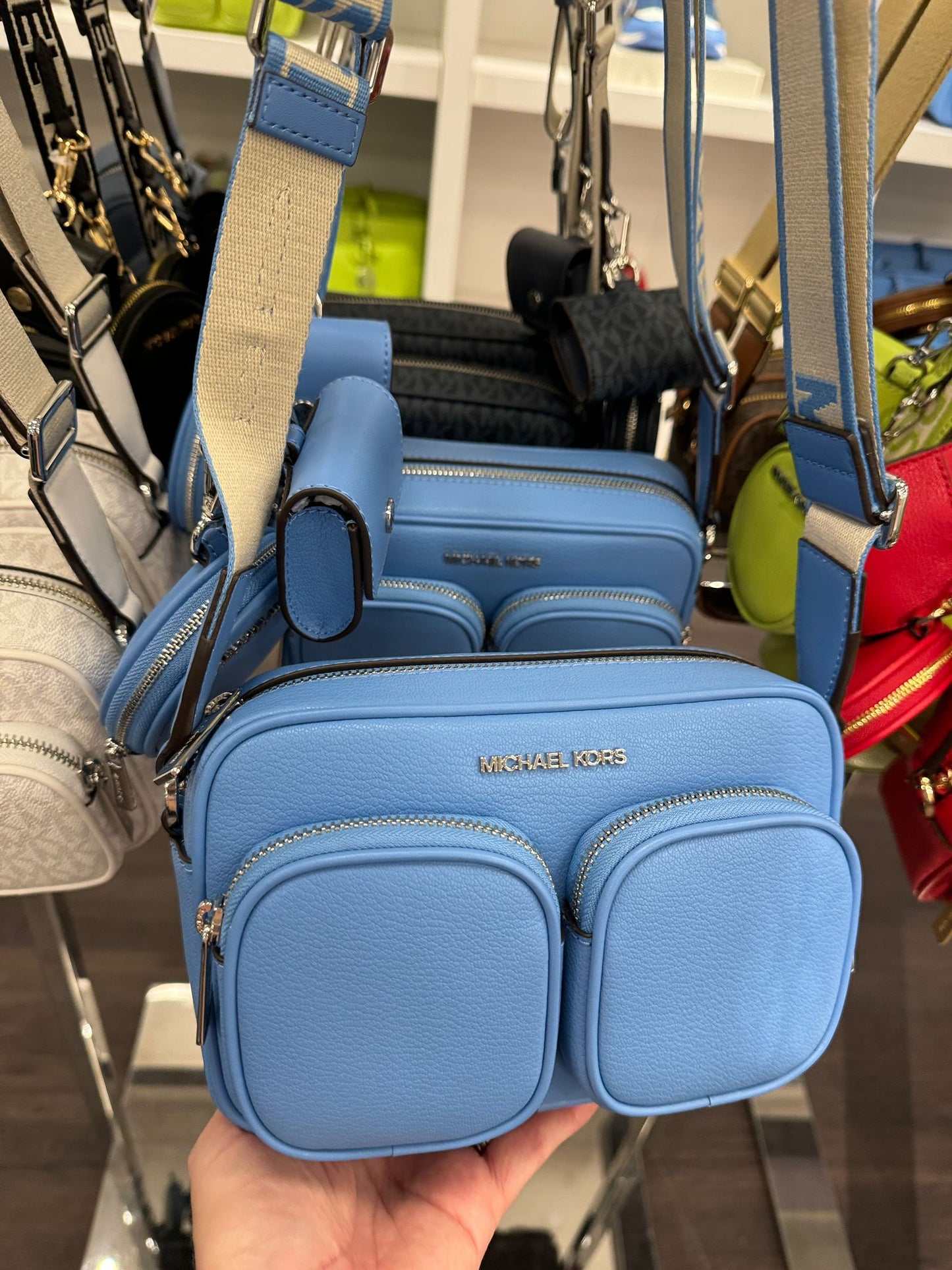 Bolsa transversal MICHAEL KORS com porta ipods e moeda, alça de tecido